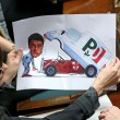 Renzi "meccanico" che mostra furgone con stemma Dc