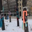 Usa e Canada, sciarpe legate agli alberi per i senzatetto infreddoliti 02