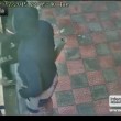 VIDEO YouTube: tentano rapina incappucciati e con i bastoni. Titolare non apre serranda 6