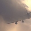 aereo che "taglia" la nuvola sull'aeroporto di Amsterdam02