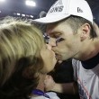 Super Bowl, New England Patriots vincono: Tom Brady bacia Gisele Bundchen02