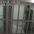 Si colpisce 45 volte in cella per accusare agenti: telecamera lo smaschera03