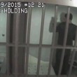Si colpisce 45 volte in cella per accusare agenti: telecamera lo smaschera02
