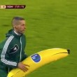 Feyenoord-Roma, banana contro Gervinho. Poi piovono oggetti FOTO