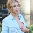 Beyonce passeggia senza reggiseno a West Hollywood11