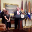 Joe Biden abbraccia moglie neo segretario. Stampa Usa: "Gesto inopportuno" 07