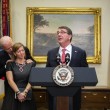 Joe Biden abbraccia moglie neo segretario. Stampa Usa: "Gesto inopportuno" 6