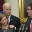 Joe Biden abbraccia moglie neo segretario. Stampa Usa: "Gesto inopportuno" 05