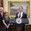 Joe Biden abbraccia moglie neo segretario. Stampa Usa: "Gesto inopportuno" 04
