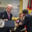 Joe Biden abbraccia moglie neo segretario. Stampa Usa: "Gesto inopportuno" 03