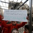 bimbi in gabbia come pilota giordano: la protesta contro Bashar al-Assad