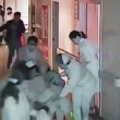 Cina, partorisce su sedia a rotelle in ospedale: il neonato cade a terra e muore05