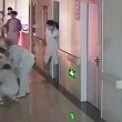 Cina, partorisce su sedia a rotelle in ospedale: il neonato cade a terra e muore03