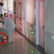 Cina, partorisce su sedia a rotelle in ospedale: il neonato cade a terra e muore