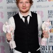 Ed Sheeran ubriaco dopo i Brit Awards. Figuraccia del bravo ragazzo del pop. FOTO