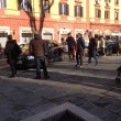 Roma, uova su auto blu parcheggiata su piazza Testaccio appena restaurata02