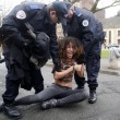 Francia, "agguato" a seno nudo delle Femen a Strauss-Kahn