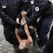 Francia, "agguato" a seno nudo delle Femen a Strauss-Kahn02