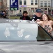 Francia, "agguato" a seno nudo delle Femen a Strauss-Kahn07