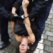 Francia, "agguato" a seno nudo delle Femen a Strauss-Kahn05