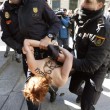 Spagna, Femen protestano a seno nudo contro la legge sulla sicurezza FOTO02