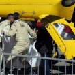 Fernando Alonso viene fatto salire su un elicottero dopo l'incidente (foto Ansa)