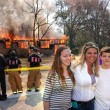 Florida, sorride con i suoi figli davanti alla sua casa che brucia
