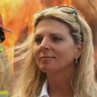 Florida, sorride con i suoi figli davanti alla sua casa che brucia02