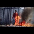 Isis, altro video orrore: pilota giordano bruciato vivo in una gabbia