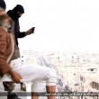 Isis lega gay a sedia e lo butta dal settimo piano FOTO