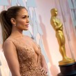Oscar 2015, Jennifer Lopez incanta tutti: abito con scollatura di Elie Saab02