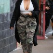Kim Kardashian super-scollata e sexy malgrado il gelo di New York04