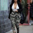 Kim Kardashian super-scollata e sexy malgrado il gelo di New York17