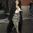 Kim Kardashian super-scollata e sexy malgrado il gelo di New York11