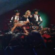 Madonna cade dal placo durante esibizione a Brit Award8