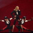 Madonna cade dal placo durante esibizione a Brit Award09