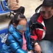 Cina, troppa folla in stazione: padre ansioso mette le manette alla figlia FOTO