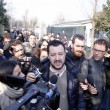 Matteo Salvini visita campo rom a Milano: lite residenti e Lega19