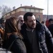 Matteo Salvini visita campo rom a Milano: lite residenti e Lega