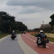 Roma, vigili urbani con moto su ciclabile