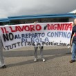 Pomigliano: operaio Fiat licenziato si "crocifigge" davanti a stabilimento11