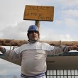 Pomigliano: operaio Fiat licenziato si "crocifigge" davanti a stabilimento02