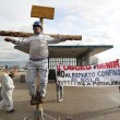Pomigliano: operaio Fiat licenziato si "crocifigge" davanti a stabilimento