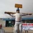 Pomigliano: operaio Fiat licenziato si "crocifigge" davanti a stabilimento08