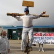 Pomigliano: operaio Fiat licenziato si "crocifigge" davanti a stabilimento07