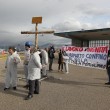 Pomigliano: operaio Fiat licenziato si "crocifigge" davanti a stabilimento05