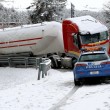 Maltempo Basilicata: autocisterna sbanda per neve a Potenza02