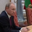 Ucraina, Vladimir Putin nervoso spezza la matita FOTO
