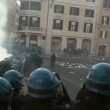 VIDEO Youtube: ultras Feyenoord a Roma occupano piazza di Spagna, nuovi scontri polizia 05
