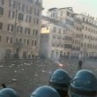 VIDEO Youtube: ultras Feyenoord a Roma occupano piazza di Spagna, nuovi scontri polizia 06